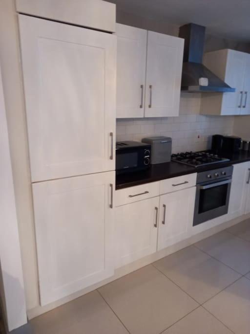 بلفاست Modern 2-Bedroom City Apartment With Free Parking المظهر الخارجي الصورة